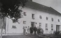 Rodina otce před jejich hospodářstvím v Kozlovicích