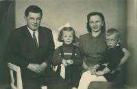 S manželkou Boženou a dětmi na konci 50. let XX. století