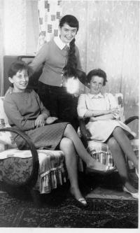 se slovenskými kamarádkami (první zleva)