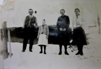 Elisabet Klamertová s otcem, matkou a tetou v Hřibové v roce 1942