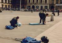 Seskok parašutistů na náměstí Republiky v Plzni, 1994