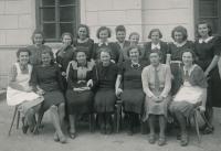 Dobová fotografie, pamětnice čtvrtá stojící zleva