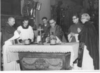 9f2 - Zádušní mše za Jana Palacha v kostele Sv. Tomáše v Praze (24. 1. 1969), zleva Antonín Mandl, Pavel Kuneš, Karel Pilík, Václav Dvořák a Jiří Reinsberg