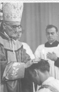 7j - Jáhenské svěcení s biskupem Eduardem Nécseyem 27 4. 1961