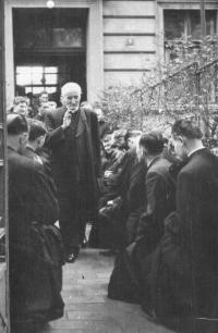 7k - Biskup Eduard Nécsey před jáhenským svěcením v dubnu 1961