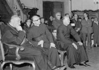 9e4 - Kardinál Štěpán Trochta (1. zleva) v Jablonném (Pavel Kuneš vpravo vzadu se založenýma rukama)