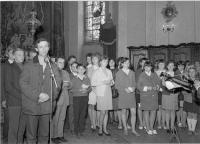 9e1 - Pavel Kuneš jako porotce a moderátor na festivalu rytmických schól v Jablonném v Podještědí (31. 5. - 1. 6. 1969)