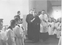 7ch - Biskup Antonín Eltschkner při udílení nižšího svěcení 