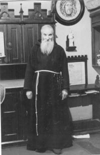 4b - Fráter Rafael, v 50. letech internovaný kapucínský mnich z Holešovic, s nímž se P. Kuneš radil před výslechem na StB