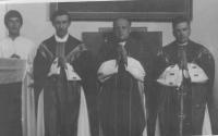 4a - Dvacáté výročí primice pátera Zdeňka Wágnera (uprostřed), vzoru Pavla Kuneše na cestě ke kněžství (1967)