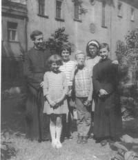 9d1 - S dětmi na dvoře u sv. Ignáce (na sklonku 60. let)