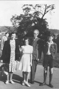 1e - S rodiči a sestrou Zdeňkou v Letenských sadech, 1950
