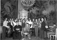 9d7 - Poutníci, nahrávání v arcibiskupském paláci v r. 1968 (s biskupem Františkem Tomáškem)
