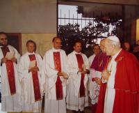 Ján Tocký (druhý zľava) počas návštevy pápeže v Slovenskom ústave svätých Cyrila a Metoda v Ríme