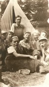 Tábor chlapeckého klubu Smečka Vlků v roce 1944 u Radnic; Jan Jeník (Kamzík) je uprostřed s mandolinou