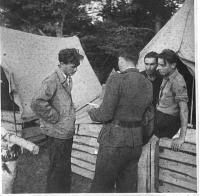 Policejní kontrola ve skautském táboře Severky v r. 1946 (Jan Jeník vpravo)