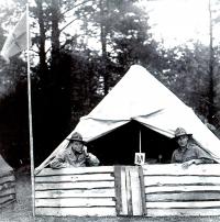 Vůdcovský stan na táboře u Mariánských Lázní v roce 1946 (Jan Jeník vlevo)