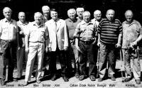 Zakládající členové skautského oddílu Severka v Plzni při šedesátiletém výročí v roce 2002
