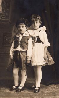 Jan Jeník (vlevo) v sokolském kroji se sestrou Jiřinou - cca 1937
