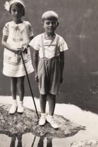 Jan Jeník se sestrou na výletě u Černého jezera - cca 1938