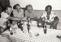 Jan Jeník (1. zleva) při natáčení filmu o Tanzánii, Ugandě; 2. zleva režisér Studený - 1978