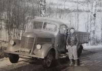 Rudolf Reinold jako řidič ve státním statku ve Vlčicích