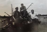 Vlevo Rudolf Reinold ve státním statku ve Vlčicích