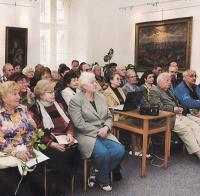 Fotografie z prezentace sborníku 1939-1945 ve vzpomínkách slánských účastníků