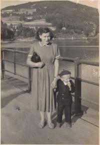 cca 1956 Bystřička - přehrada, s maminkou