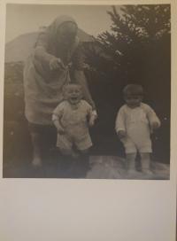 Haselberger rechts im Bild mit seiner Großmutter und einem Cousin