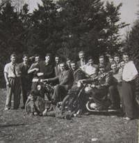 Děti tzv. kulaků, kteří byli vyloučeni ze středních zemědělských škol a  v roce 1951 posláni na práci na státní statek Javorník - hospodářství Vlčice