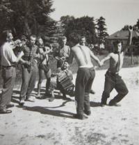 Děti tzv. kulaků, kteří byli vyloučeni ze středních zemědělských škol a  v roce 1951 posláni na práci na státní statek Javorník - hospodářství Vlčice