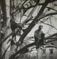 Děti tzv. kulaků, kteří byli vyloučeni ze středních zemědělských škol a  v roce 1951 posláni na práci na státní statek Javorník - hospodářství Vlčice 