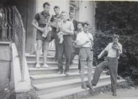 Děti tzv. kulaků, kteří byli vyloučeni ze středních zemědělských škol a  v roce 1951 posláni na práci na státní statek Javorník - hospodářství Vlčice