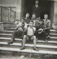 Děti tzv. kulaků, kteří byli vyloučeni ze středních zemědělských škol a  v roce 1951 posláni na práci na státní statek Javorník - hospodářství Vlčice