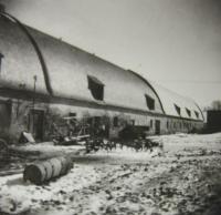 Velkostatek ve Vlčicích kde pracovali děti tzv. kulaků, kteří byli v roce 1951 vyloučeni ze středních zemědělských škol