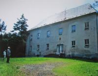 Zámek ve Vlčicích kde byli ubytováni děti tzv. kulaků, kteří byli vyloučeni ze středních zemědělských škol a  v roce 1951 posláni na práci na státní statek Javorník - hospodářství Vlčice