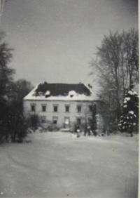 Zámek ve Vlčicích kde byli ubytováni děti tzv. kulaků, kteří byli vyloučeni ze středních zemědělských škol a  v roce 1951 posláni na práci na státní statek Javorník - hospodářství Vlčice