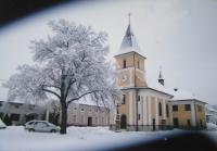 Kostel sv. Floriana s hospodářstvím rodiny Zapletalů v Krčmani
