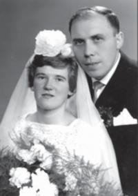 Svatební fotografie manželů Juřicových