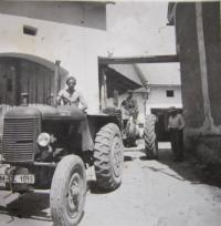 Fotografie zabavení traktoru z hospodářství rodiny Sklenářů v roce 1950