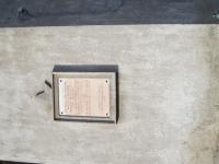 Pamětní deska tragédie v Přestavlkách na stěně bývalého hostince