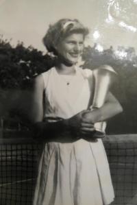 Zdena Czechmanová Machová, Pardubická juniorka, 1949