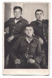 vlevo nahoře Jan Huzinec, vpravo Jiří Wijanagy, sedí rotmistr Bohdan Jvan - ve vesnici Svitavka 15. 5. 1945  