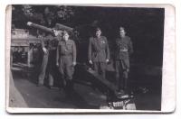 první zleva Jan Huzinec, 1945