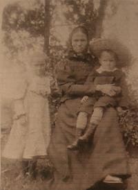 36 - Josef Eggenberger with his mother and sister
