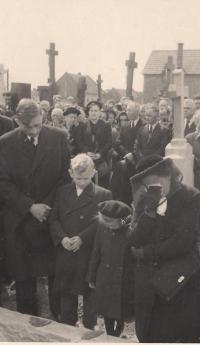Pohřeb otce Zdeňka Horáka v roce 1953 ve Vyšovicích