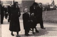 Rodina na pohřbu otce v roce 1953
