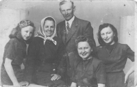 Rodinná fotografie, kolem roku 1945, Františka Jeřábková vlevo