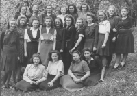 Spolužačky z Odborné školy pro ženská povolání. Praha, 1947. Paní Františka je v horní řadě, druhá zleva